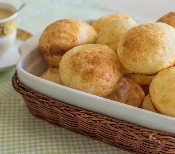 RECEITA NOVA no canal! Ensinamos a receita de um delicioso e fácil pão de queijo de liquidificador. Foi uma sugestão de muitos de nossos seguidores lá no youtube. Aprende lá no canal, é só clicar no link que está na bio. #tobemnacozinha #receita #receitanova #pãodequeijo #receitadeliquidificador #eat #yummy #food #instafood #tastemade
--
Ingredientes
- 2 xícaras de polvilho doce
- 1 xícara de leite
- 1/2 xícara de óleo
- 1 ovo
- 1 colher de chá de sal
- 50g de queijo parmesão ralado
- 50g de queijo meia cura ralado