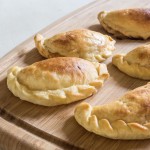 EMPANADAS DE QUEIJO e cebolas caramelizadas